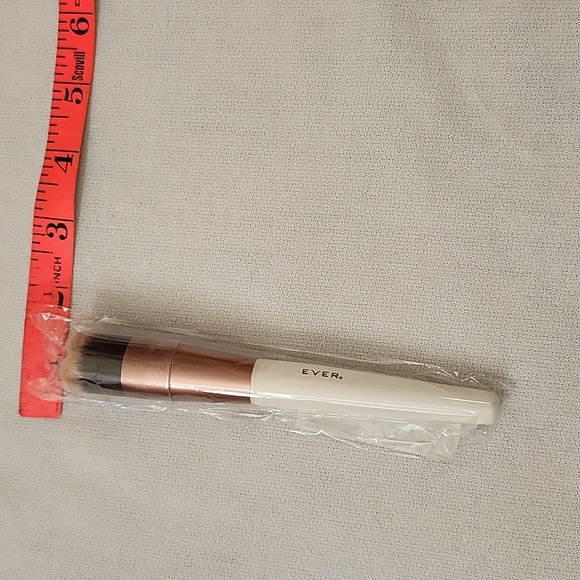 Ever  Perfecting Powder and Peptide Lip Therapy Makeup Set with Brush - Picture 9 of 16
